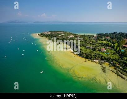 Vista aerea, area archeologica delle Grotte di Catullo, Grotte di Catullo, turchese acqua colorata, la penisola di Sirmione Foto Stock