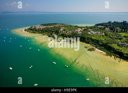 Vista aerea, area archeologica delle Grotte di Catullo, Grotte di Catullo, turchese acqua colorata, la penisola di Sirmione Foto Stock