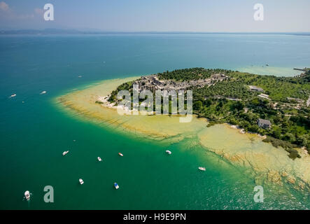 Vista aerea, area archeologica delle Grotte di Catullo, Grotte di Catullo, turchese acqua colorata, la penisola di Sirmione Foto Stock