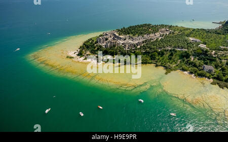 Vista aerea, area archeologica delle Grotte di Catullo, Grotte di Catullo, turchese acqua colorata, la penisola di Sirmione Foto Stock