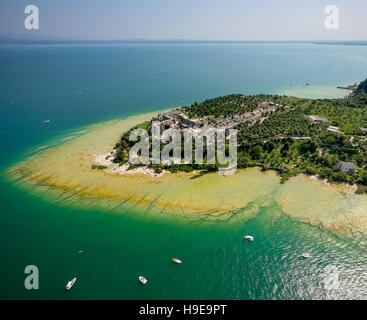 Vista aerea, area archeologica delle Grotte di Catullo, Grotte di Catullo, turchese acqua colorata, la penisola di Sirmione Foto Stock