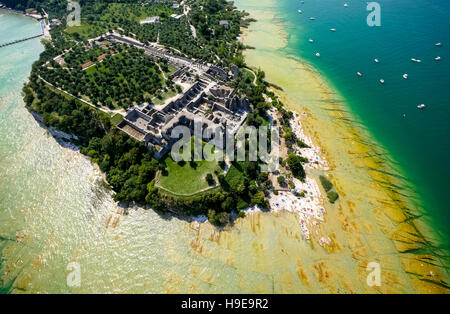 Vista aerea, area archeologica delle Grotte di Catullo, Grotte di Catullo, turchese acqua colorata, la penisola di Sirmione Foto Stock