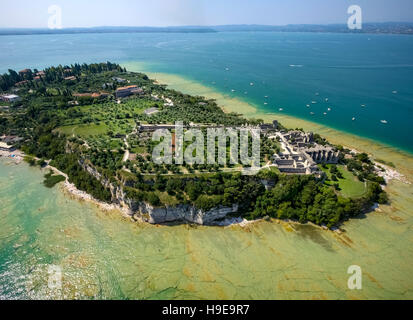 Vista aerea, area archeologica delle Grotte di Catullo, Grotte di Catullo, turchese acqua colorata, la penisola di Sirmione Foto Stock