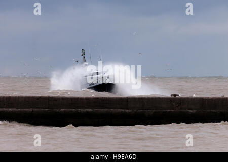 Attività di pesca i pescherecci con reti da traino dal Lago Erie villaggio di pescatori di Port Stanley fare il loro modo di ritorno al porto dopo una mattinata di pesca. Foto Stock