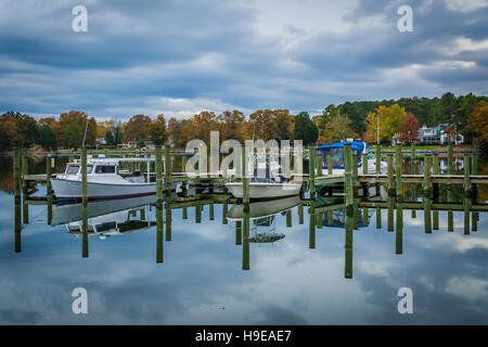 Docks e Colore di autunno a Oak Creek lo sbarco in Newcomb, vicino a St. Michaels, Maryland. Foto Stock