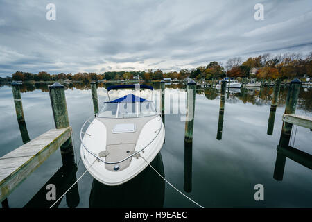 Docks e barche a Oak Creek lo sbarco in Newcomb, vicino a St. Michaels, Maryland. Foto Stock