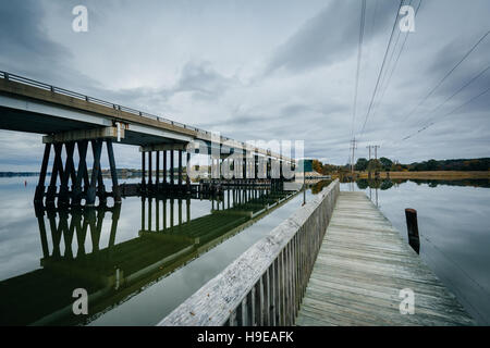 Pier e ponte a Oak Creek lo sbarco in Newcomb, vicino a St. Michaels, Maryland. Foto Stock