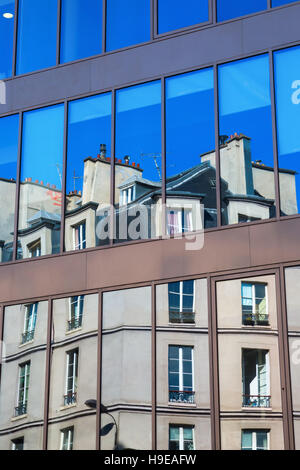 Il vecchio edificio riflette nelle finestre di un edificio per uffici a Parigi Foto Stock