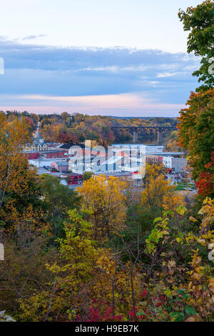 Una vista del centro della città di Parigi da una collina a Parigi, Brant County, Ontario, Canada. Foto Stock