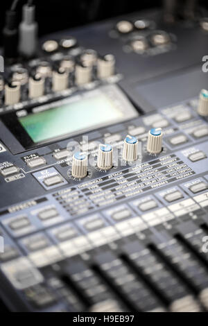 Vista in dettaglio di un suono audio desk console di miscelazione Foto Stock