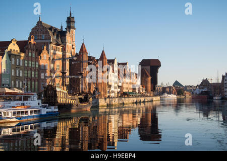 La luce del mattino risplende sulla Città Vecchia di Danzica, Polonia Foto Stock