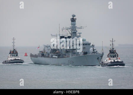 Tipo 23 fregata HMS Iron Duke tornando a Portsmouth Base Navale Foto Stock