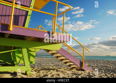Un funky, colorato Art Deco vita stazione di guardia sulla spiaggia di South Beach a Miami Beach Foto Stock