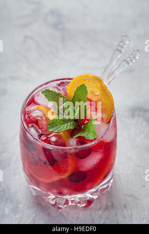 Cocktail a base di mirtillo palustre con ghiaccio e menta Foto Stock
