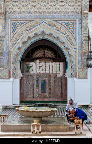 Uomini musulmani lavaggio prima della preghiera, la Moschea Al-Karaouine, Fez el Bali, Fez, in Marocco Foto Stock