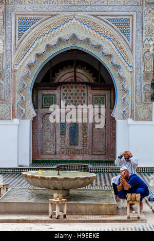 Uomini musulmani lavaggio prima della preghiera, la Moschea Al-Karaouine, Fez el Bali, Fez, in Marocco Foto Stock