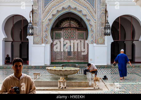 Uomini musulmani lavaggio prima della preghiera, la Moschea Al-Karaouine, Fez el Bali, Fez, in Marocco Foto Stock