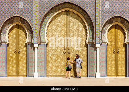 Due turisti con la loro guida al di fuori del Palazzo Reale, (Dar El Makhzen) Fez, in Marocco Foto Stock