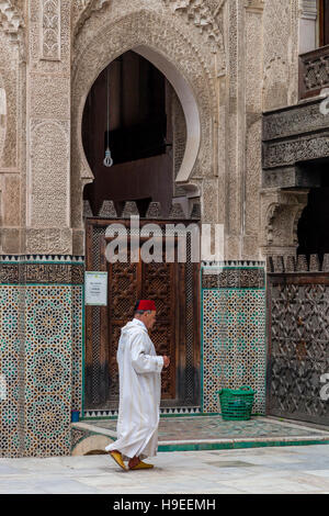Una guida locale in abito tradizionale, Medersa Bou Inania, Fez el Bali, Fez, in Marocco Foto Stock