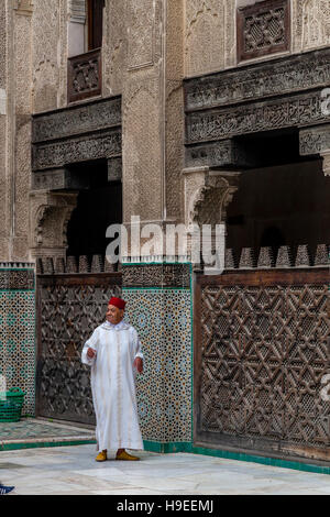 Una guida locale in abito tradizionale, Medersa Bou Inania, Fez el Bali, Fez, in Marocco Foto Stock
