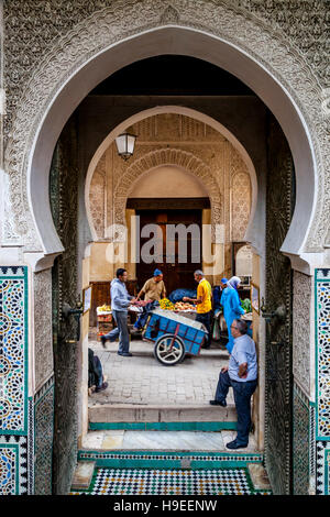 La vita di strada nella Medina di Fez el Bali, Fez, in Marocco Foto Stock