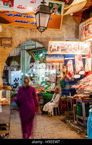 Negozi di alimentari nella Medina di Fez el Bali, Fez, in Marocco Foto Stock