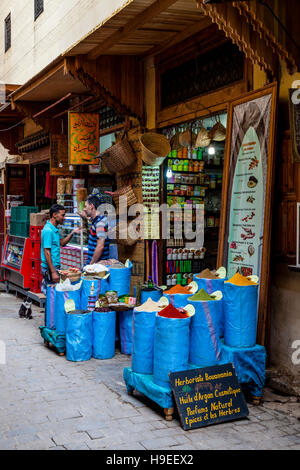 Una spezie ed erbe nel negozio della Medina di Fez el Bali, Fez, in Marocco Foto Stock