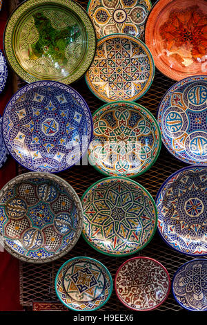 Piastre di marocchini e ciotole per la vendita nella Medina di Fez el Bali, Fez, in Marocco Foto Stock