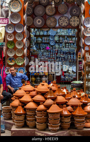 Colorate le piastre in ceramica e Tajine di vasi per la vendita nella Medina di Fez el Bali, Fez, in Marocco Foto Stock