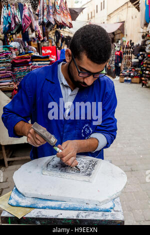 Un scalpellino lavorando nella Medina di Fez el Bali, Fez, in Marocco Foto Stock