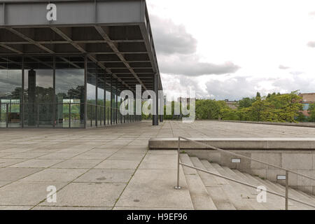 Berlino, Germania - Luglio 2015: Neue Nationalgalerie, noto anche come nuova Galleria Nazionale di Berlino. Vista esterna del museo progettato dall architetto Lu Foto Stock