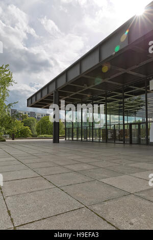 Berlino, Germania - Luglio 2015: Neue Nationalgalerie, noto anche come nuova Galleria Nazionale di Berlino. Vista esterna del museo progettato dall architetto Lu Foto Stock