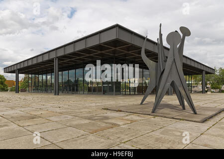 Berlino, Germania - Luglio 2015: Neue Nationalgalerie, noto anche come nuova Galleria Nazionale di Berlino. Vista esterna del museo progettato dall architetto Lu Foto Stock