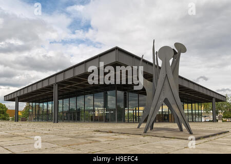 Berlino, Germania - Luglio 2015: Neue Nationalgalerie, noto anche come nuova Galleria Nazionale di Berlino. Vista esterna del museo progettato dall architetto Lu Foto Stock