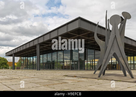 Berlino, Germania - Luglio 2015: Neue Nationalgalerie, noto anche come nuova Galleria Nazionale di Berlino. Vista esterna del museo progettato dall architetto Lu Foto Stock