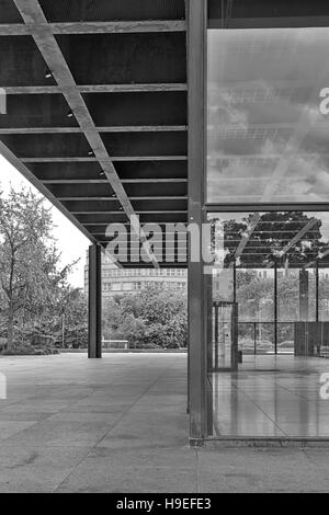 Berlino, Germania - Luglio 2015: vista esterna della Neue Nationalgalerie galleria d'arte è un capolavoro di architettura moderna progettato da Mies Van Der Foto Stock