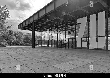 Berlino, Germania - Luglio 2015: vista esterna della Neue Nationalgalerie galleria d'arte è un capolavoro di architettura moderna progettato da Mies Van Der Foto Stock