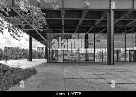 Berlino, Germania - Luglio 2015: vista esterna della Neue Nationalgalerie galleria d'arte è un capolavoro di architettura moderna progettato da Mies Van Der Foto Stock