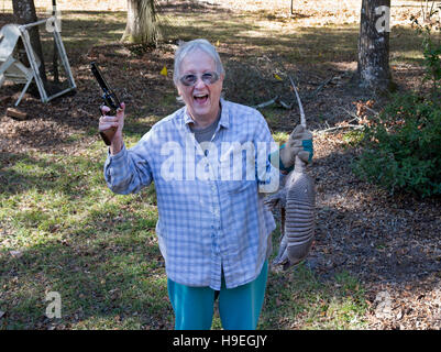 Senior borse donna un armadillo in North Central Florida. Foto Stock