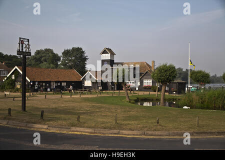 Negozi, cafe e stagno a Thorpeness Meare, Suffolk. Foto Stock