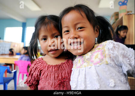 Maya bambini indigeni in età prescolare fondato dalla locale NPO a San Andrés Semetabaj nel dipartimento di Solola, Guatemala. Foto Stock