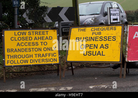 Segnaletica stradale temporanea multipla su una rotatoria vicino a Wickham Market Suffolk Foto Stock