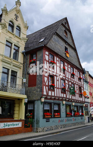 Sankt Goar, Germania - Luglio 8, 2011: case sul Reno embankment nel borgo medievale di Sankt Goar con Rheinfels Castello, Germania. Valle del Reno è UNESC Foto Stock