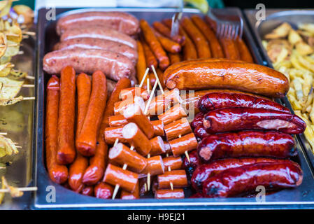 Deliziose salsicce fritte a bordo Foto Stock