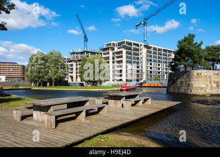 Il "Campo di cotone Wharf' blocchi di appartamenti in costruzione dal campo di cotone marina Park, New Islington, Ancoats, Manchester, Inghilterra, Regno Unito Foto Stock