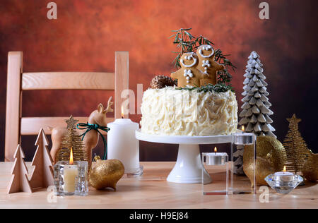 Festa di Natale vacanze impediva di procedere centrotavola bianco torta al cioccolato con pan di zenzero uomini cooklies e il rosmarino e decorazioni di alberi in un moderno rusti Foto Stock