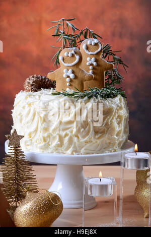 Festa di Natale vacanze impediva di procedere centrotavola bianco torta al cioccolato con pan di zenzero uomini cooklies e il rosmarino e decorazioni di alberi in un moderno rusti Foto Stock