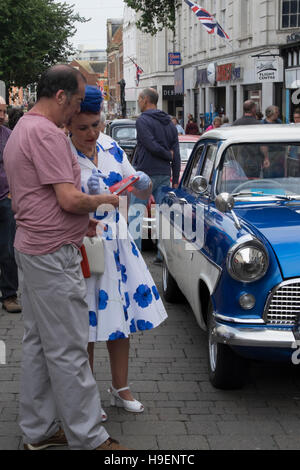 Costume e Ford Consul 3 volumi in un classico auto rally in Gloucester,Inghilterra Foto Stock