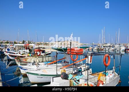 Tradizionale greco per la pesca le barche nel porto, Rethimno, Creta, Grecia, l'Europa. Foto Stock