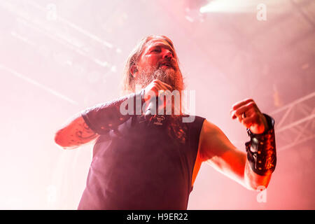 Milano, Italia. Xxi Nov, 2016. Swedish band death metal Amon Amarth sul palco durante i loro show all'Alcatraz. © Mairo Cinquetti/Pacific Press/Alamy Live News Foto Stock
